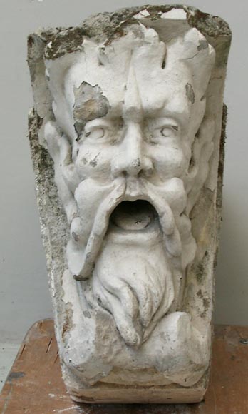 Antique_keystone_in_sculpted_stone.jpg