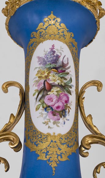 Монументальная ваза эпохи Наполеона III из парижского фарфора, украшенная сценой Триумфа Венеры, с оправой из позолоченной бронзы с декоративными элементами, представляющими женские образы.-10