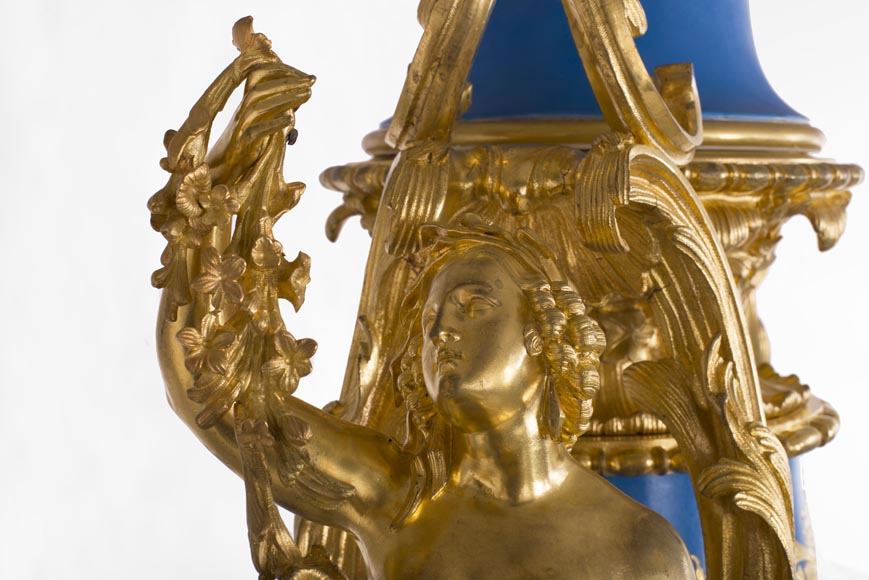 Монументальная ваза эпохи Наполеона III из парижского фарфора, украшенная сценой Триумфа Венеры, с оправой из позолоченной бронзы с декоративными элементами, представляющими женские образы.-14