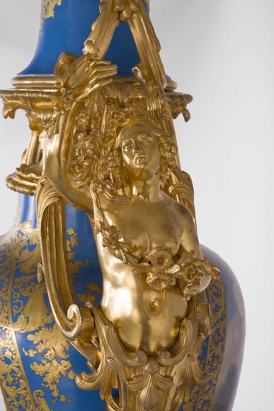 Монументальная ваза эпохи Наполеона III из парижского фарфора, украшенная сценой Триумфа Венеры, с оправой из позолоченной бронзы с декоративными элементами, представляющими женские образы.-16