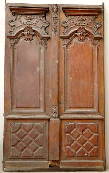 Double_oak_doors_carved_with_shells.jpg