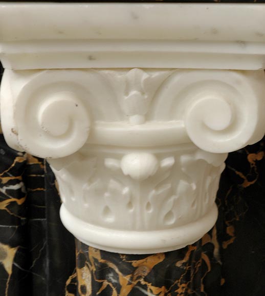 Камин в стиле Наполеона III, изготовленный из мрамора Портор и скульптурного каррарского мрамора, украшенный коринфскими колоннами.-10