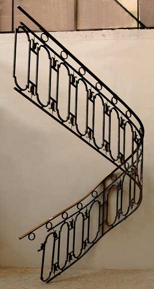Cast_iron_banister_with_brass_hand_rail.jpg