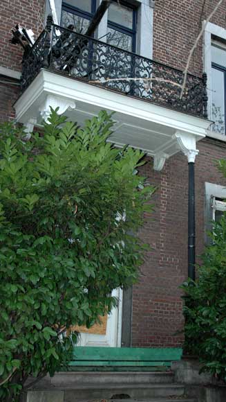 Cast_iron_balcony_and_pair_of_columns.jpg