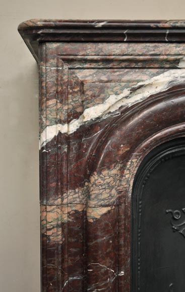 Старинный камин в стиле Людовика XIV, изготовленный из полосатого кампанского мрамора. -3