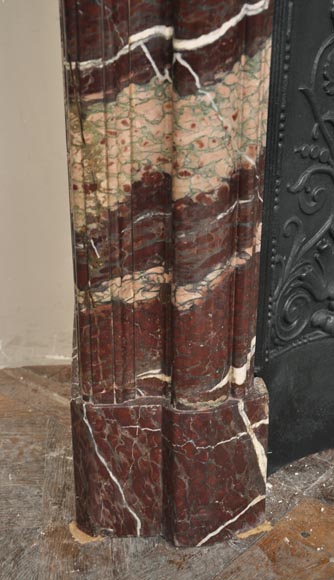 Старинный камин в стиле Людовика XIV, изготовленный из полосатого кампанского мрамора. -4