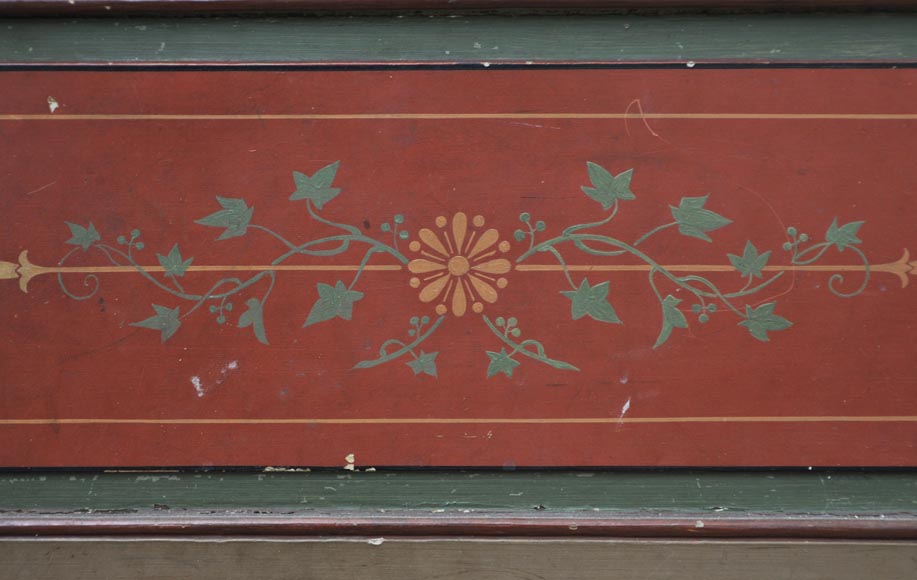 Старинная двустворчатая дверь, украшенная расписными цветочными мотивами.-3