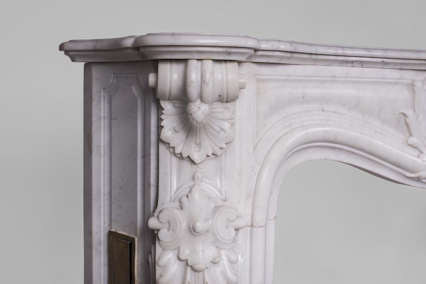 Красивый старинный камин в стиле Людовика XV, изготовленный из белого каррарского мрамора, украшенный пышными орнаментами.-5