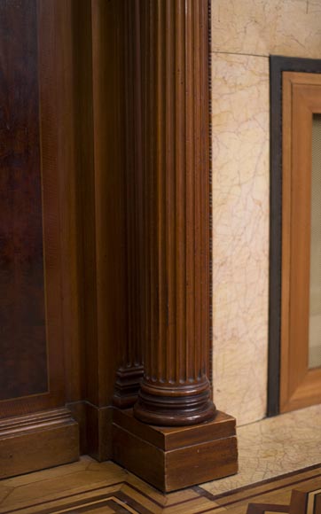 Великолепная деревянная обшивка комнаты в стиле Регентства, украшенная маркетри из красного дерева с камином, Франция 19 век.-4