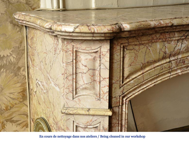 Старинный камин в стиле Людовика XV, изготовленный из мрамора Breccia Nuvolata, украшенный раковиной из каррарского мрамора.-3