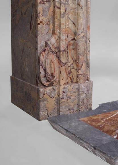 Старинный камин в стиле Людовика XIV, изготовленный из мрамора Сарранколин Илет, с красивой предкаминной плитой.-4