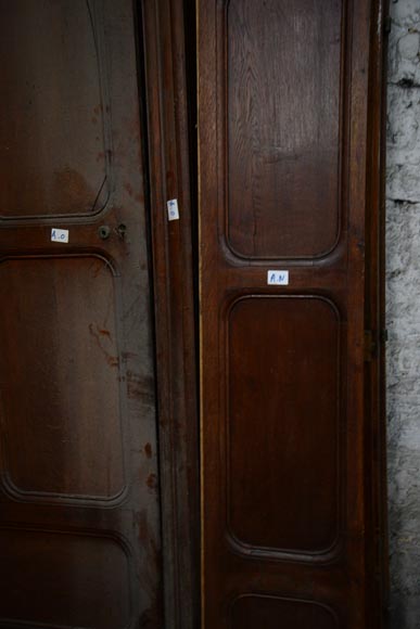 Большая старинная дубовая дверь, украшенная рамками, изготовленная около 1900 года.-4