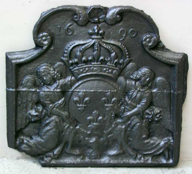 Fireback_with_2_angels_holding_a_coat_of_arms_from_1690.jpg