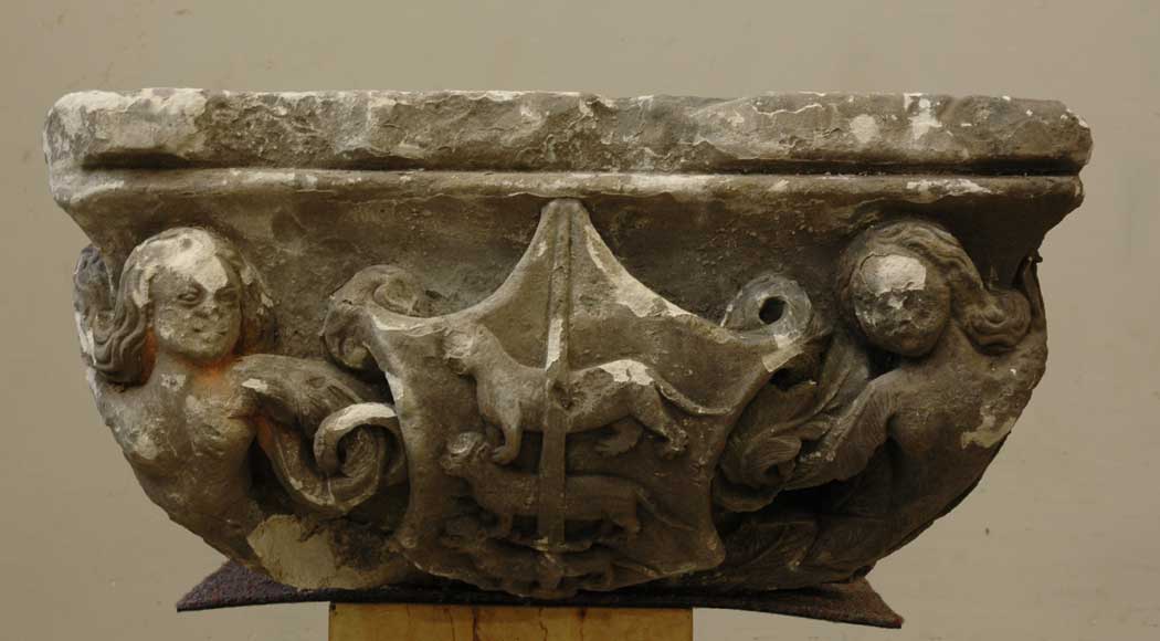 Gothic_stone_capital_with_coat_of_arms.jpg