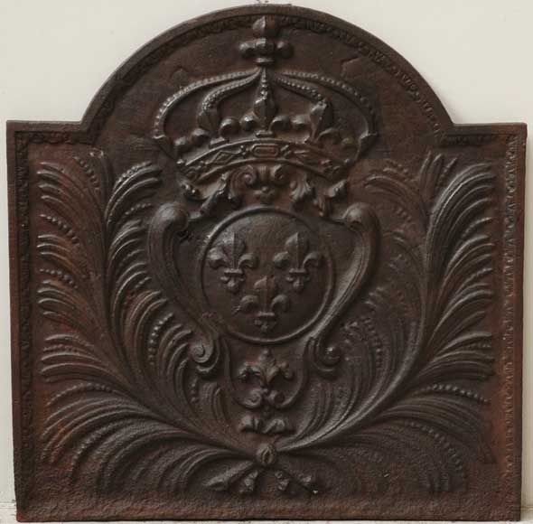 Cast_iron_fireback_decorated_with_French_royal_coat_of_arms.jpg