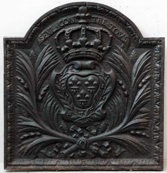 Louis_XIV_fireback_with_Royal_coat_of_arms.jpg