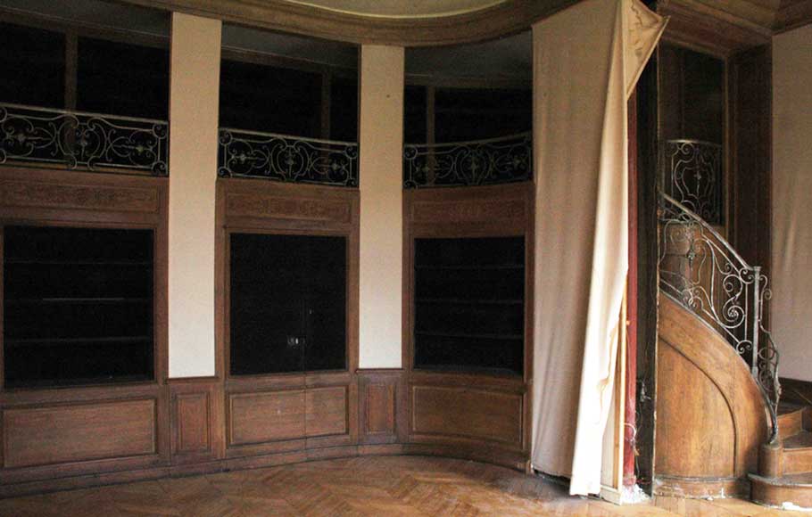 Two_storey_wood_library_from_the_1940_s.jpg