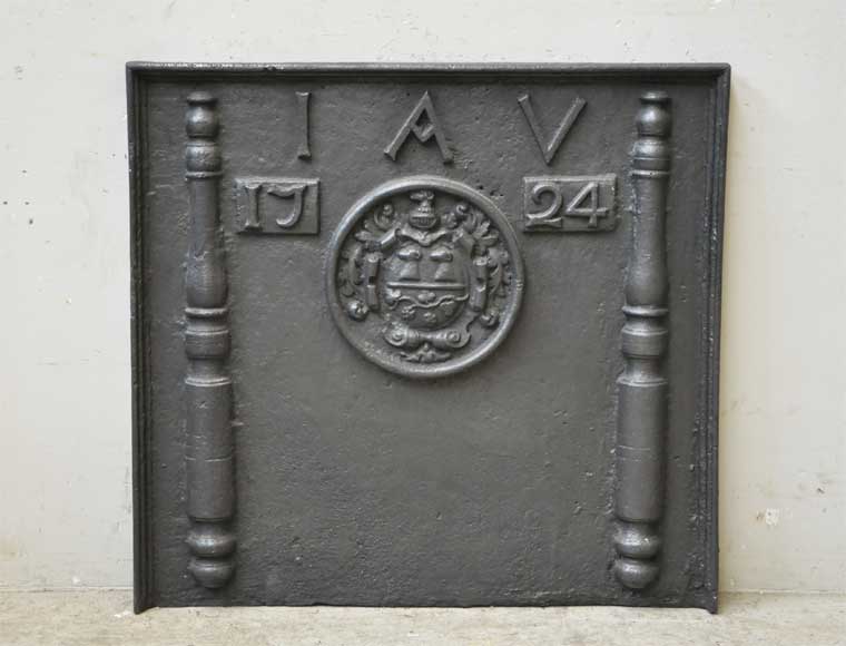 Cast_iron_fireback_with_columns_from_1724.jpg