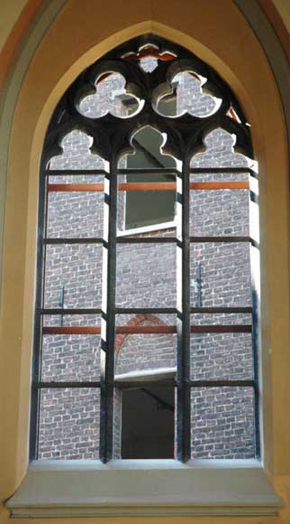 Окно, выполненное из камня региона Суани, в нео-готическом стиле.-0