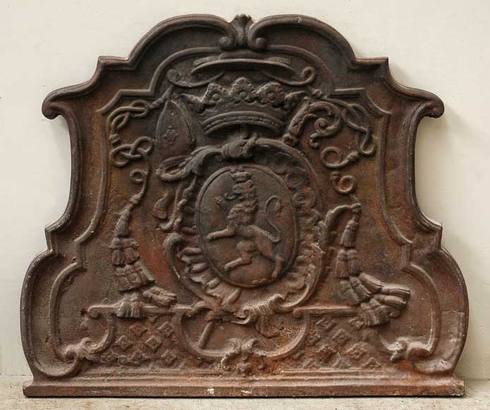 Royal_cast_iron_fireback_from_the_18th_century.jpg