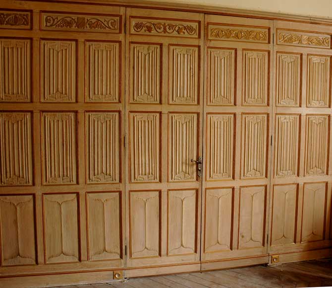 Oak_Paneled_room_decorated_with_linenfold_and_rinceau_carvings.jpg