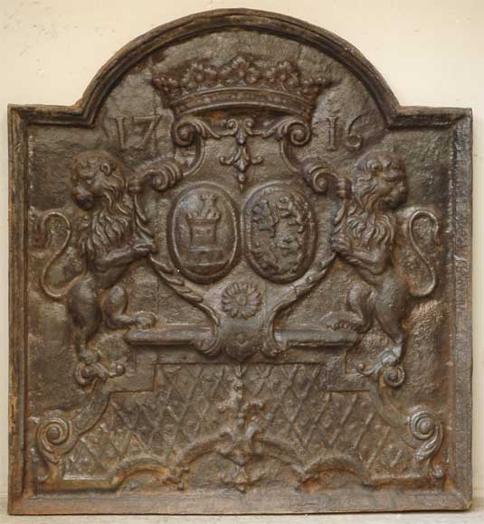 Cast iron fireback with two lions_ru