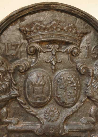 Cast iron fireback with two lions_ru