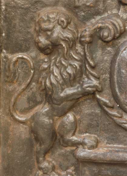 Cast iron fireback with two lions_ru