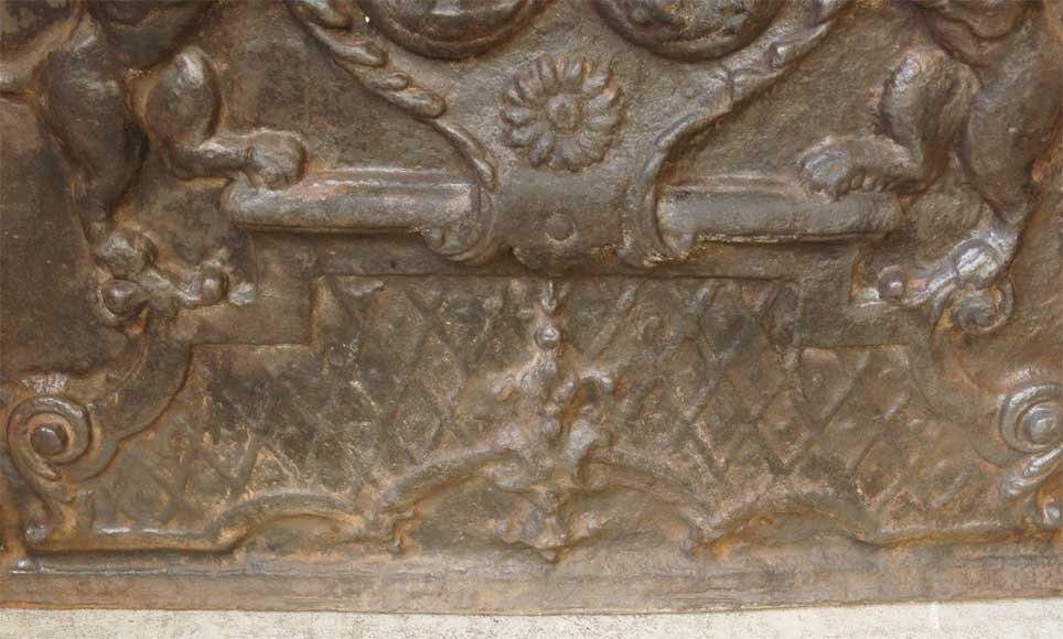 Cast iron fireback with two lions_ru