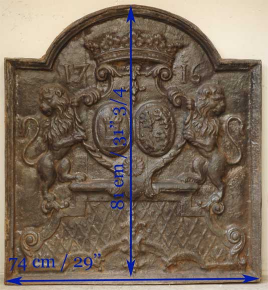Cast iron fireback with two lions_ru