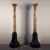Пара старинных колонн в стиле Людовика XVI, изготовленных из мрамора Brèche Violette и скульптурного позолоченного дерева.