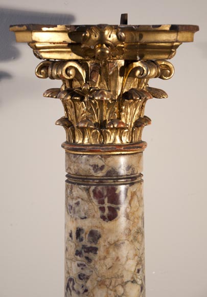 Пара старинных колонн в стиле Людовика XVI, изготовленных из мрамора Brèche Violette и скульптурного позолоченного дерева.-1