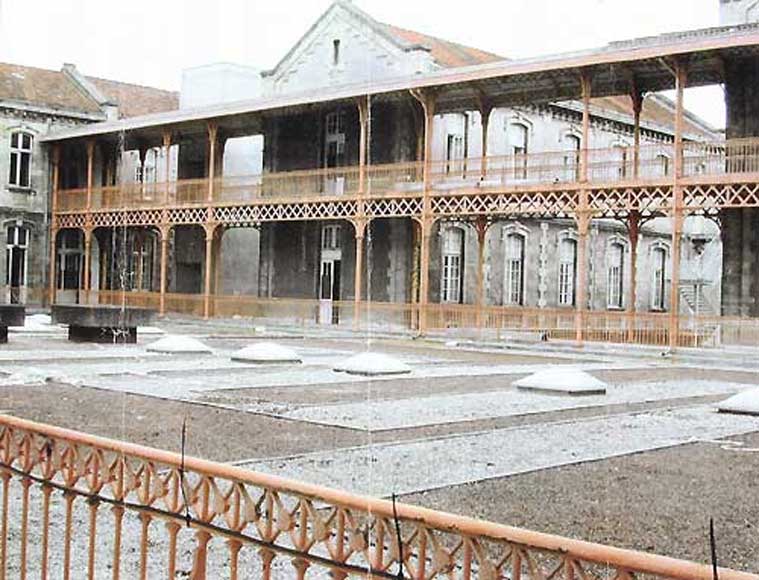 Крытый переход (мостик), ок. 40 метров в длину Крытый переход (мостик), ок. 40 метров в длину-0