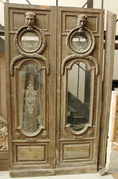 Двустворчатая деревянная дверь с головами сатиров Двустворчатая деревянная дверь с головами сатиров-0