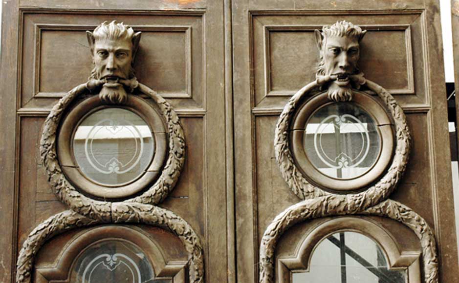 Двустворчатая деревянная дверь с головами сатиров Двустворчатая деревянная дверь с головами сатиров-1