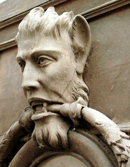 Двустворчатая деревянная дверь с головами сатиров Двустворчатая деревянная дверь с головами сатиров-2