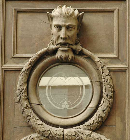 Двустворчатая деревянная дверь с головами сатиров Двустворчатая деревянная дверь с головами сатиров-6