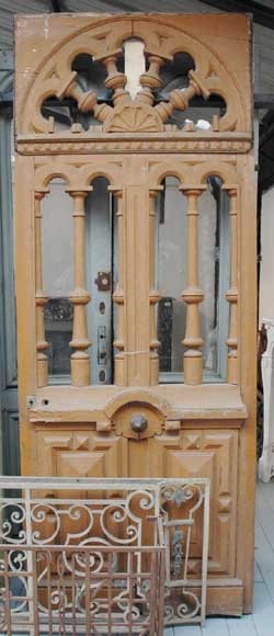 Входная дверь, декорированная «оконными проёмами». Входная дверь, декорированная «оконными проёмами».-0