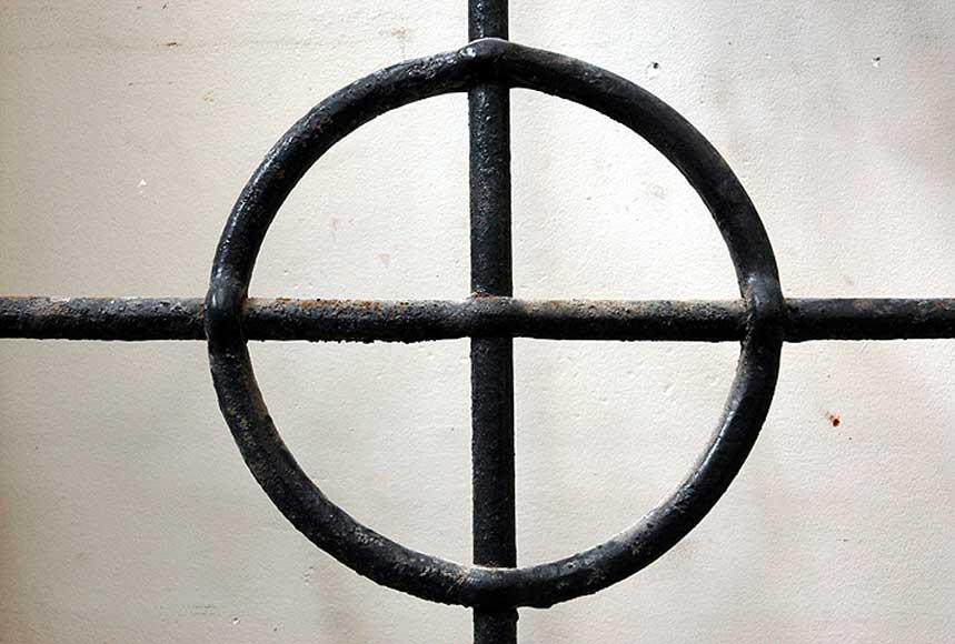 Пара квадратных окон из кованного железа. Пара квадратных окон из кованного железа.-3