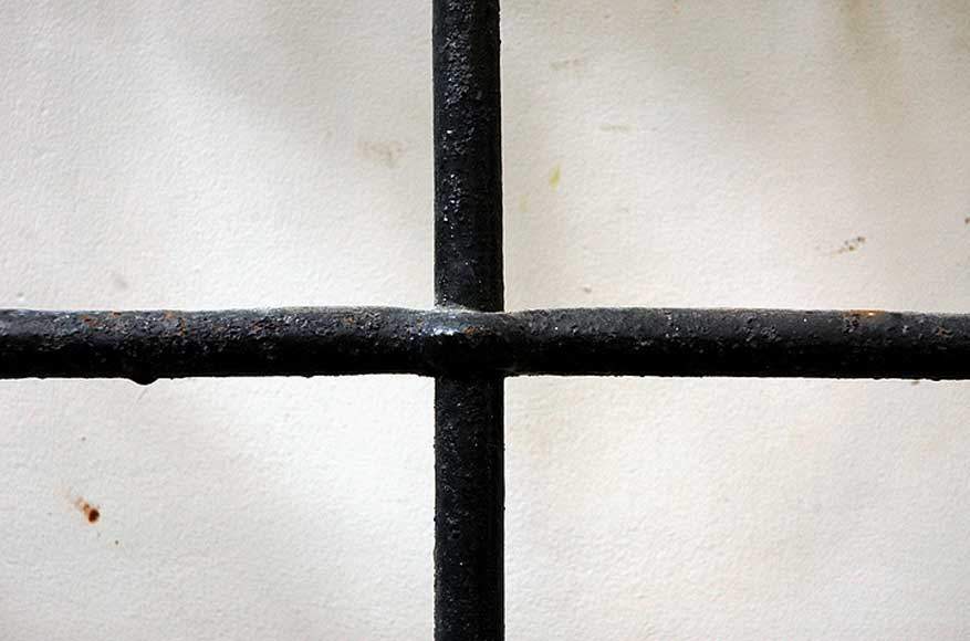 Пара квадратных окон из кованного железа. Пара квадратных окон из кованного железа.-5