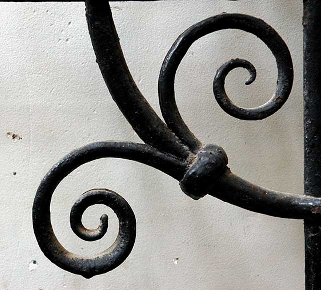 Пара квадратных окон из кованного железа. Пара квадратных окон из кованного железа.-6