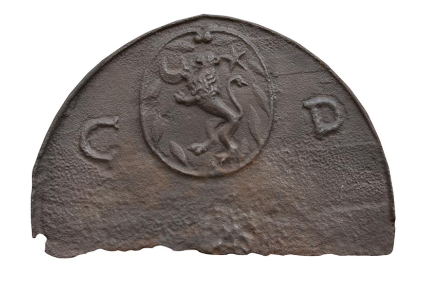 Красивая старинная каминная плита 16 века. Красивая старинная каминная плита 16 века.-0