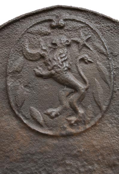 Красивая старинная каминная плита 16 века. Красивая старинная каминная плита 16 века.-1