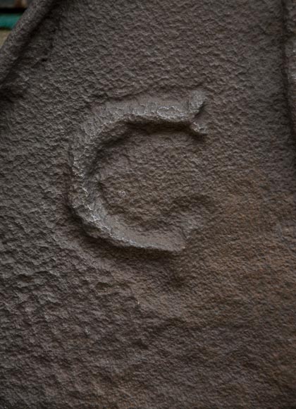 Красивая старинная каминная плита 16 века. Красивая старинная каминная плита 16 века.-2