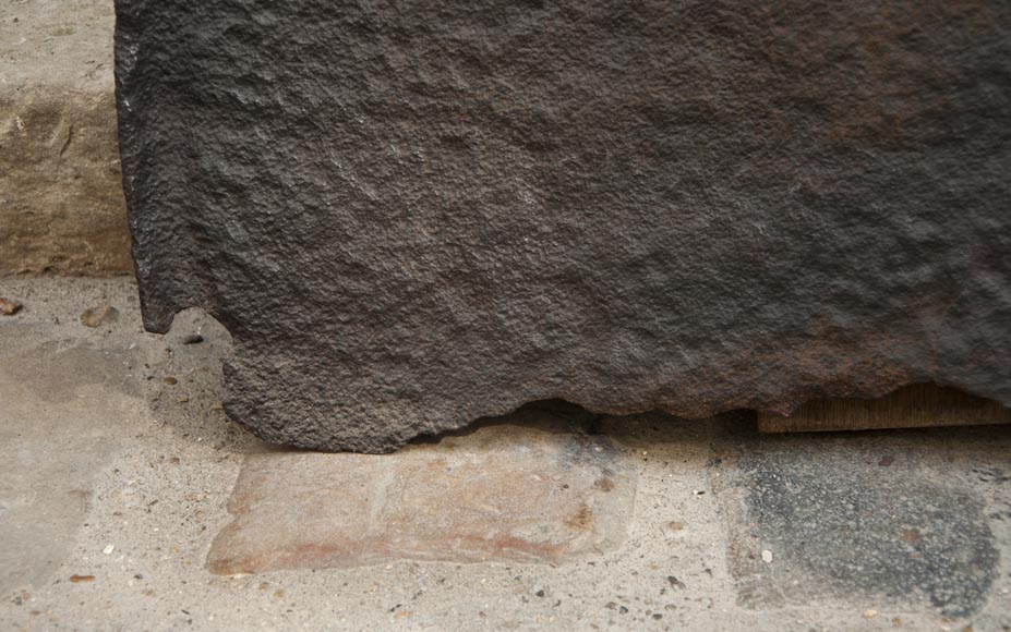 Красивая старинная каминная плита 16 века. Красивая старинная каминная плита 16 века.-4