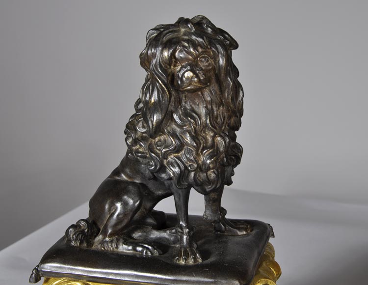 Пара дровниц из позолоченной бронзы и бронзы с коричневой патиной, украшенные собакой и кошкой. Пара дровниц из позолоченной бронзы и бронзы с коричневой патиной, украшенные собакой и кошкой.-1