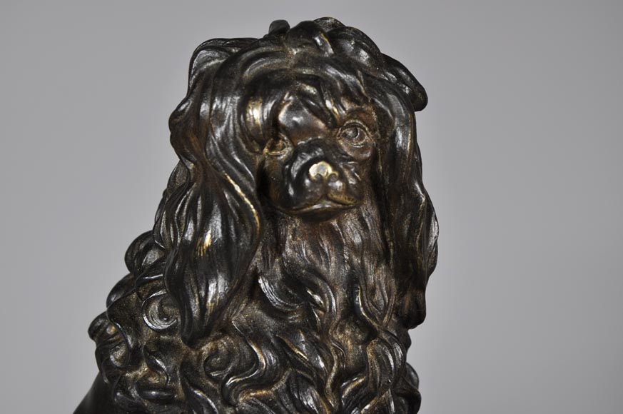 Пара дровниц из позолоченной бронзы и бронзы с коричневой патиной, украшенные собакой и кошкой. Пара дровниц из позолоченной бронзы и бронзы с коричневой патиной, украшенные собакой и кошкой.-2