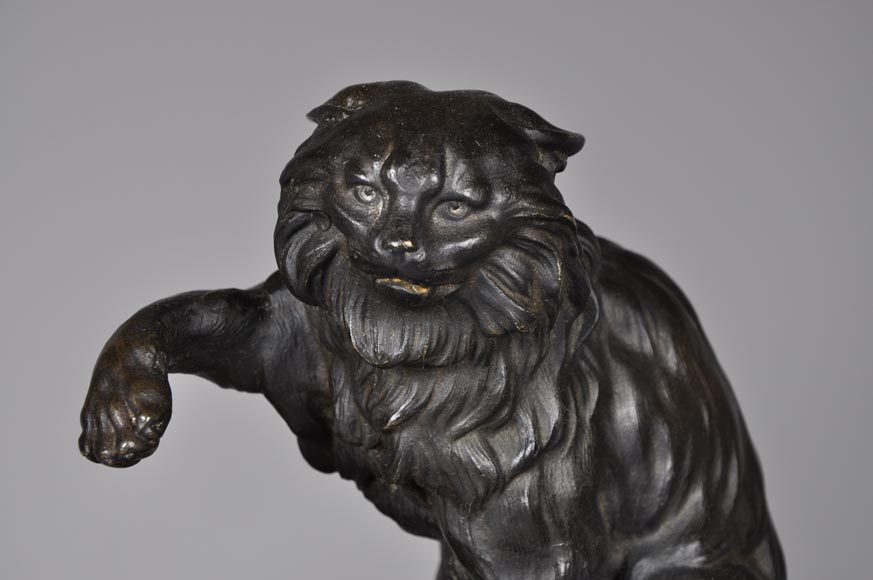 Пара дровниц из позолоченной бронзы и бронзы с коричневой патиной, украшенные собакой и кошкой. Пара дровниц из позолоченной бронзы и бронзы с коричневой патиной, украшенные собакой и кошкой.-4