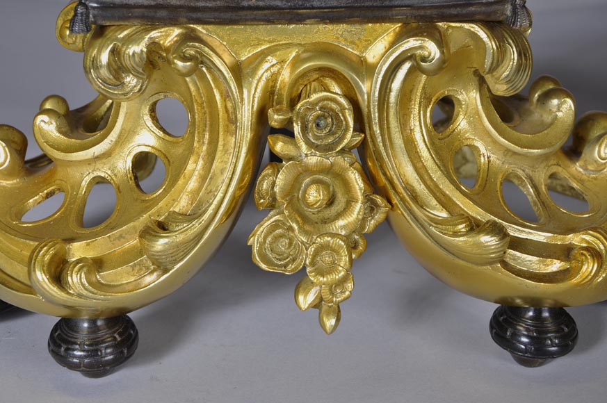 Пара дровниц из позолоченной бронзы и бронзы с коричневой патиной, украшенные собакой и кошкой. Пара дровниц из позолоченной бронзы и бронзы с коричневой патиной, украшенные собакой и кошкой.-5