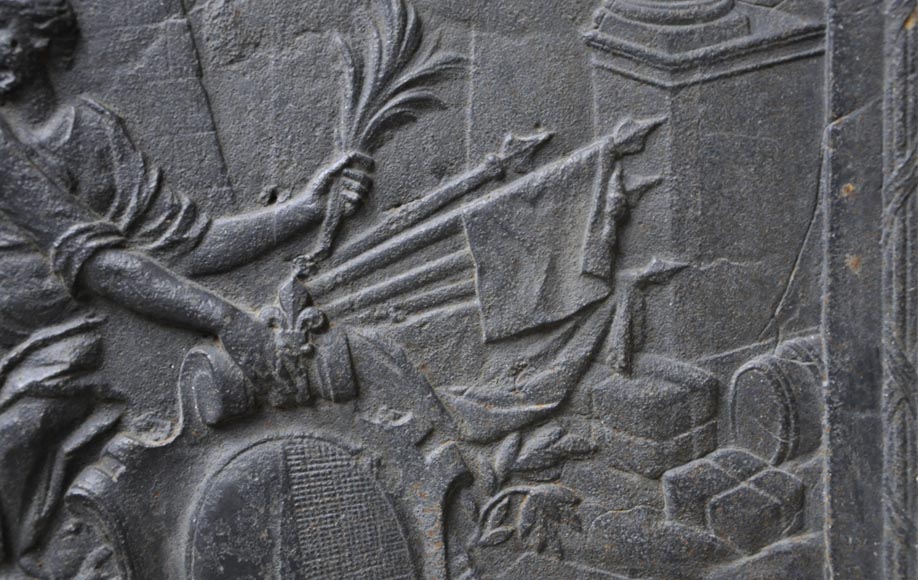 Старинная каминная плита, украшенная гербами города Мец. Старинная каминная плита, украшенная гербами города Мец.-2